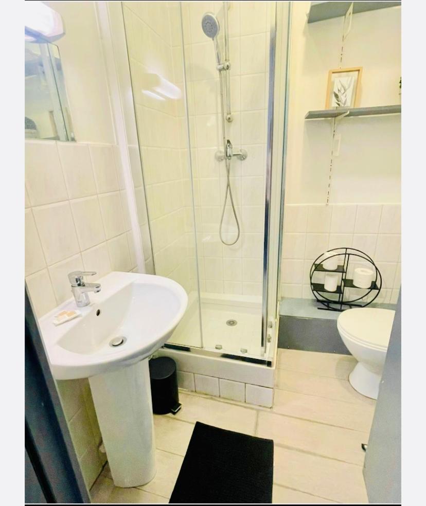Studio Entier 1 Piece Et Salle De Bain Лил Екстериор снимка